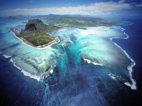 underwater-waterfall-trench-le-morne-mauritius